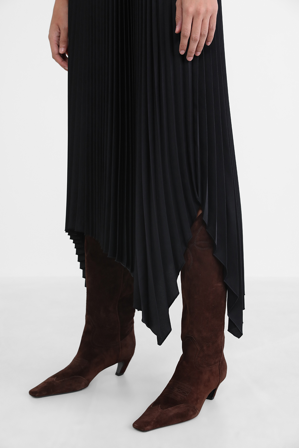 תמונת כל הלוק של מגפי בוקרים